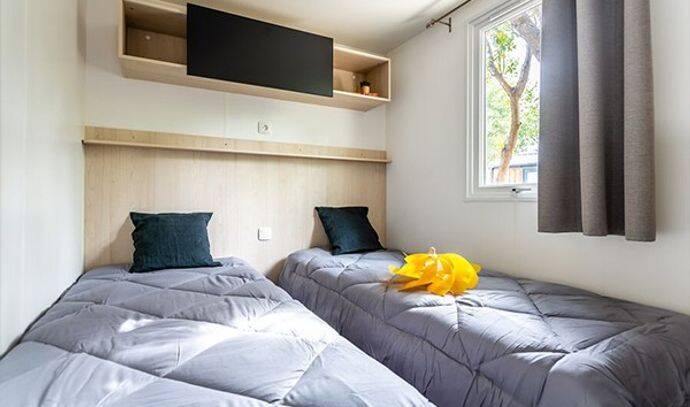Mobil-home | Ultimate | 2 Ch. | 4 pers. | Terrasse surélevée avec Jacuzzi et douche tropicale | A/C | TV 7