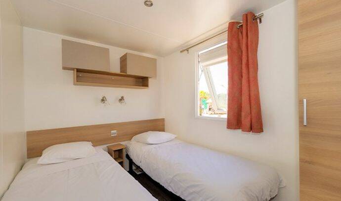 Mobil-home | Ultimate | 2 Ch. | 4 pers. | Terrasse surélevée avec Jacuzzi | A/C | TV 4