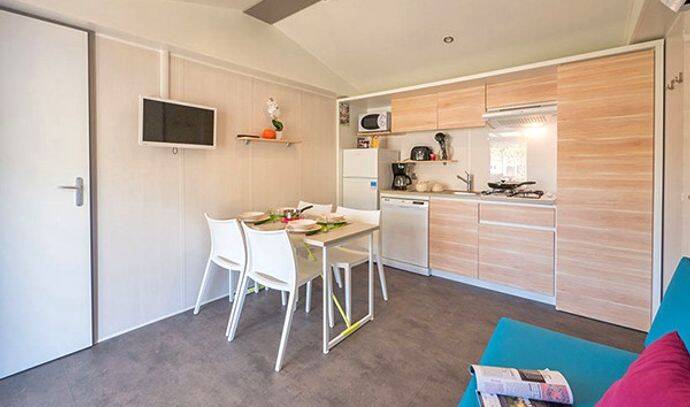 Mobil-home | Ultimate | 2 Ch. | 4 pers. | Terrasse surélevée avec Jacuzzi | A/C | TV 4