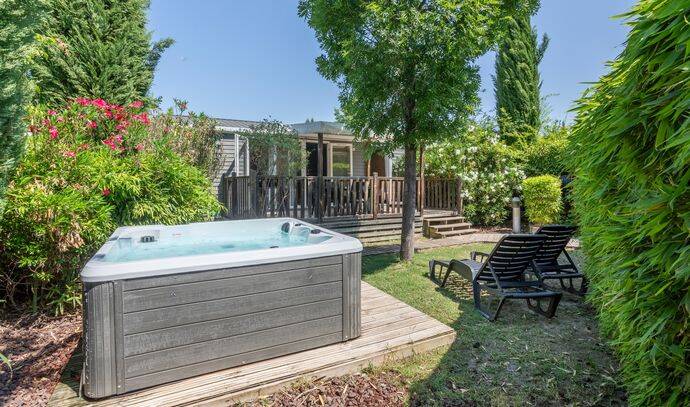 Mobil-home | Ultimate | 2 Ch. | 4 pers. | Terrasse surélevée avec Jacuzzi | A/C | TV 2
