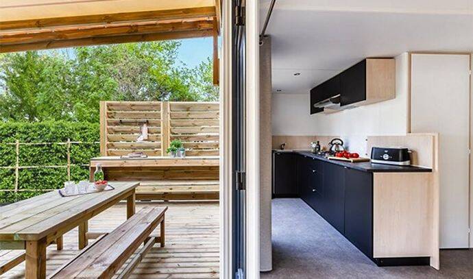 Mobil-home | Ultimate | 2 Ch. | 4 pers. | Terrasse surélevée avec Jacuzzi et douche tropicale | A/C | TV 2
