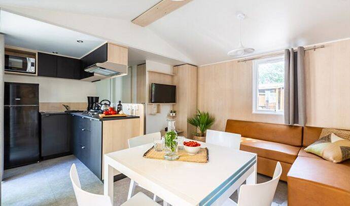 Mobil-home | Ultimate | 2 Ch. | 4 pers. | Terrasse couverte avec Jacuzzi et douche extérieure | A/C | TV 4