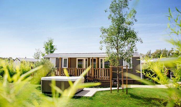 Mobil-home | Ultimate | 2 Ch. | 4 pers. | Terrasse surélevée avec Jacuzzi | A/C | TV 0