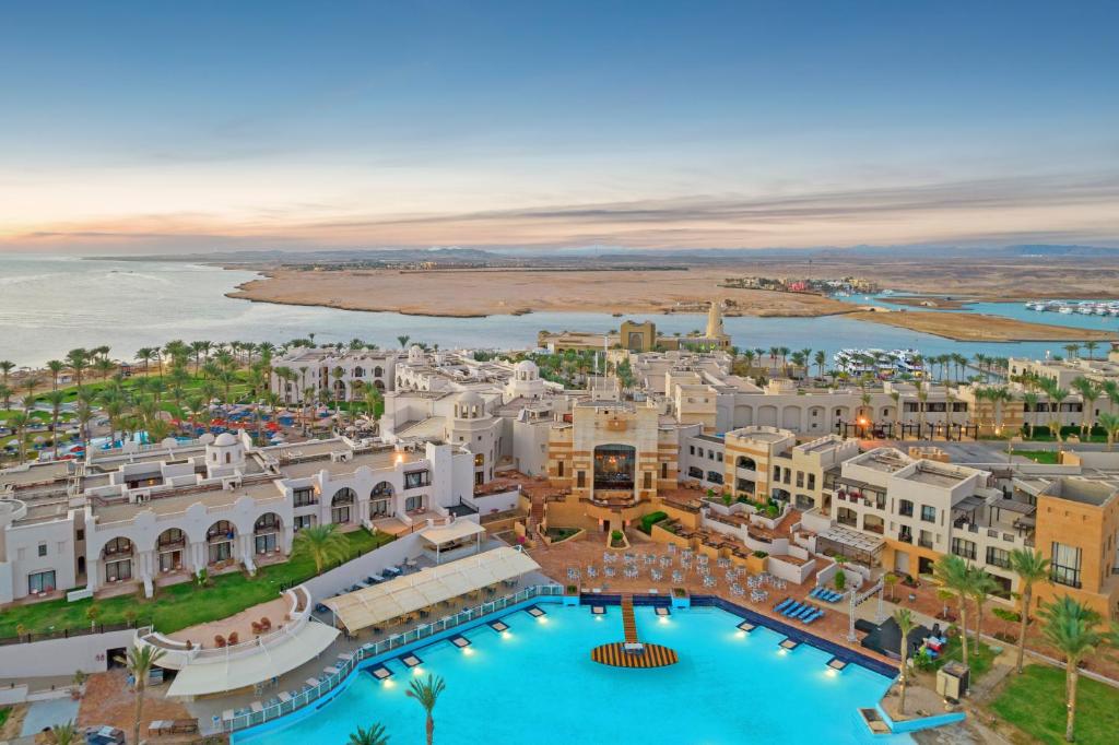 une vue aérienne d'un complexe avec une grande piscine dans l'établissement Pickalbatros Sands Port Ghalib, à Port Ghalib