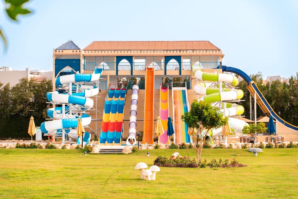Piscine de l'établissement Gravity Hotel & Aqua Park Hurghada Families and Couples Only ou située à proximité