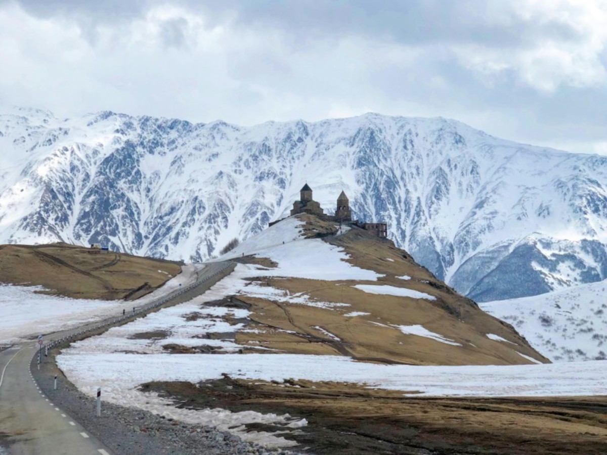 Goudaouri Htl – En Passant Par Le Col De La Croix – Stephantsminda – L'église De La Trinité De Guérguéthie (Randonnée) – Nuitée à Goudaouri (Pension Complète) 0