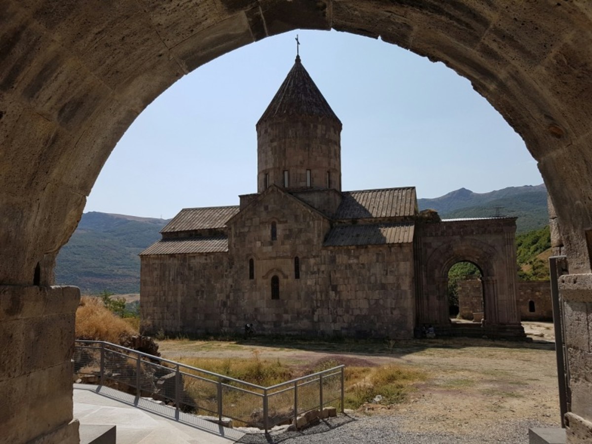 Goris Htl – Village Khndzoresk – Wings Of Tatev (Téléphérique) – Monastère De Tatev – Zorats Karer – Nuitée à Vayk (Pension Complète) 0