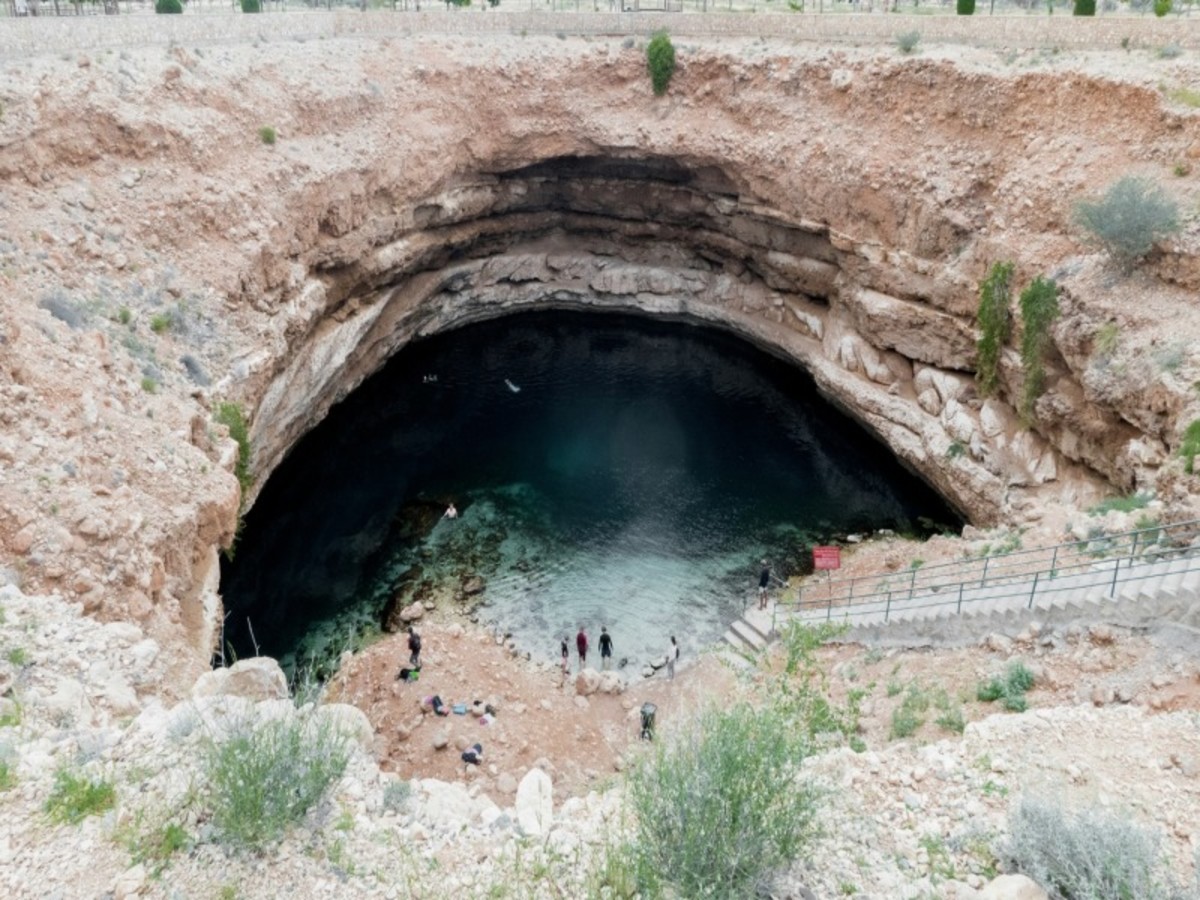 Sur – Wadi Shaab – Bimah Simkhole – Quriyat – Mascate – Dubaï (Env. 250 Km) (Demi Pension) 0