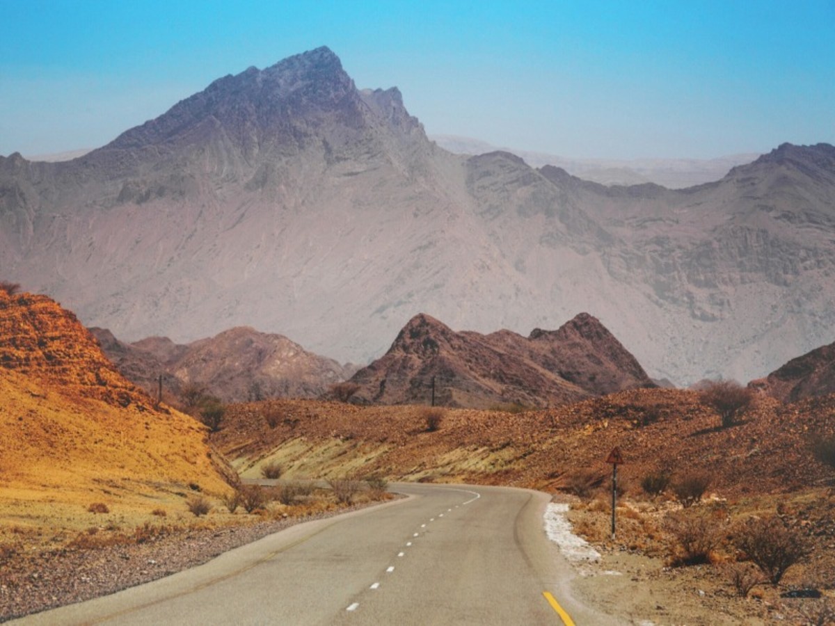 Sur – Wadi Shaab – Bimah Simkhole – Quriyat – Mascate – Dubaï (Env. 250km) (Demi Pension) 0