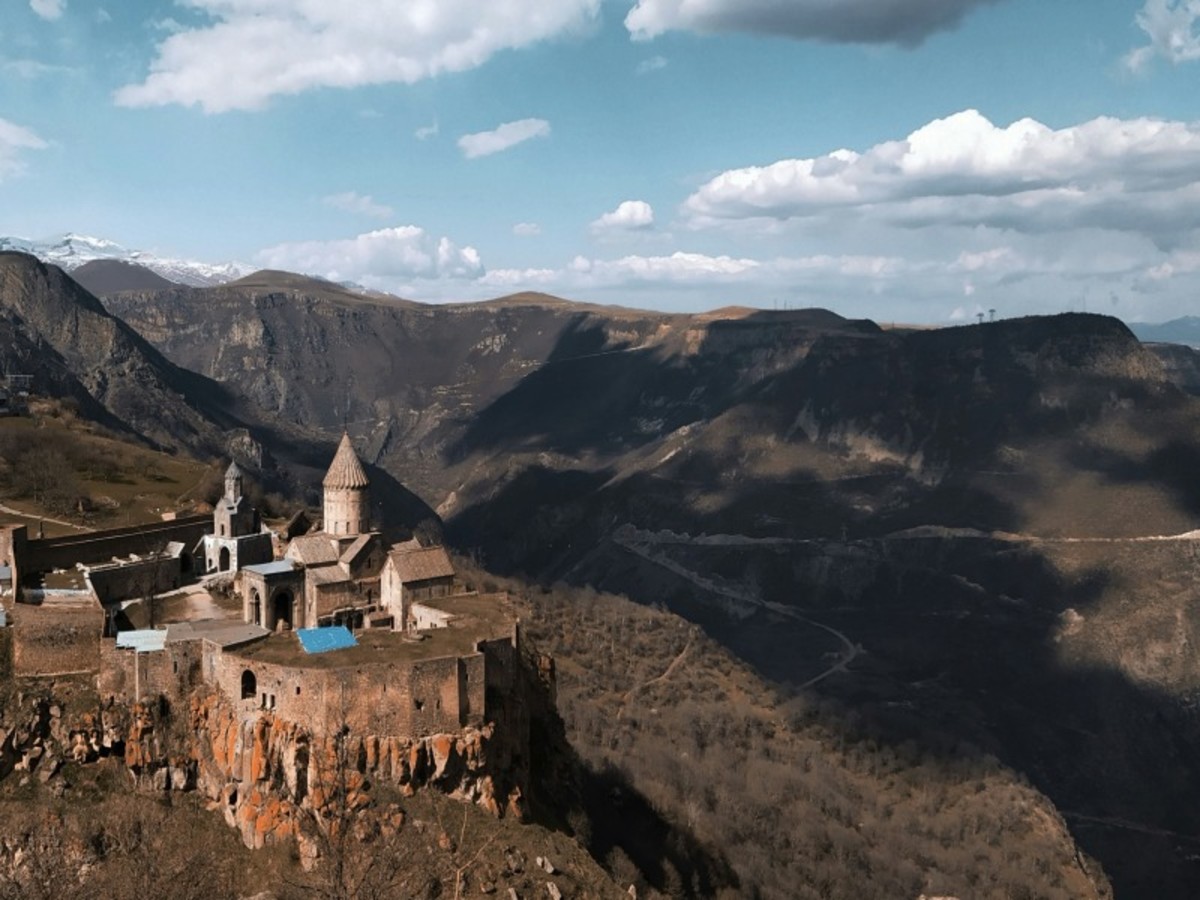 Hôtel à Goris – Village Khndzoresk – Wings Of Tatev (Téléphérique) Monastère De Tatev – Zorats Karer – Nuitée à Vayk (Pension Complète) 0