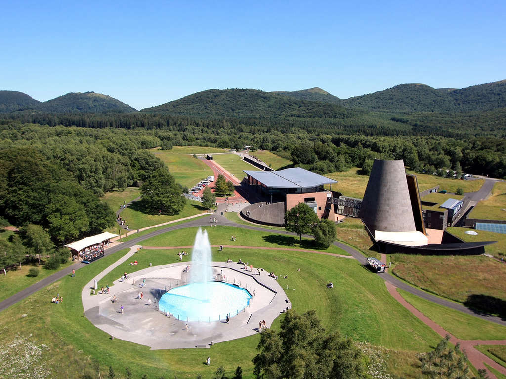 À La conquête des volcans en Auvergne avec entrées à Vulcania (27 minutes en voiture) - 3*