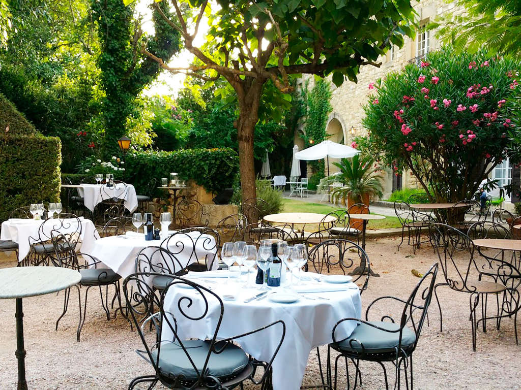 Vivez la vie de château avec diner 3 plats près de Nîmes - 4*