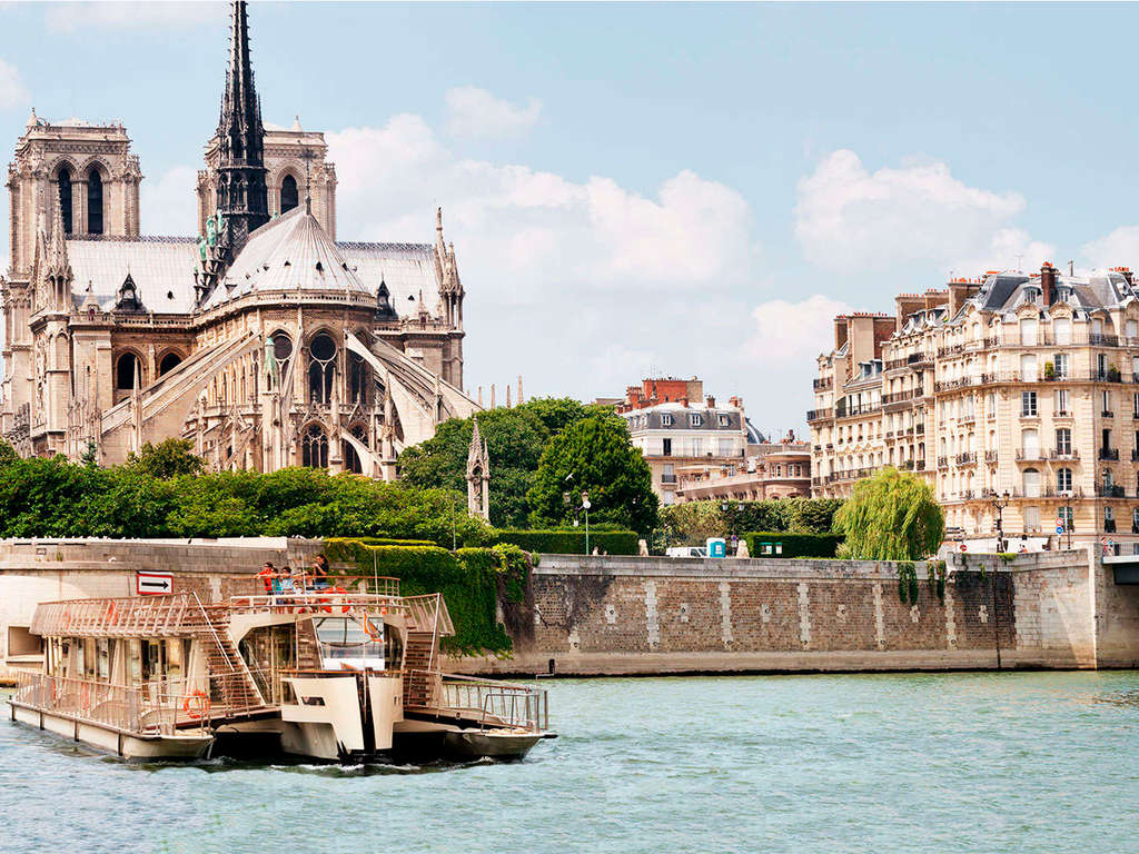 Séjournez dans un hôtel 5* et découvrez les monuments de Paris depuis la Seine - 5*
