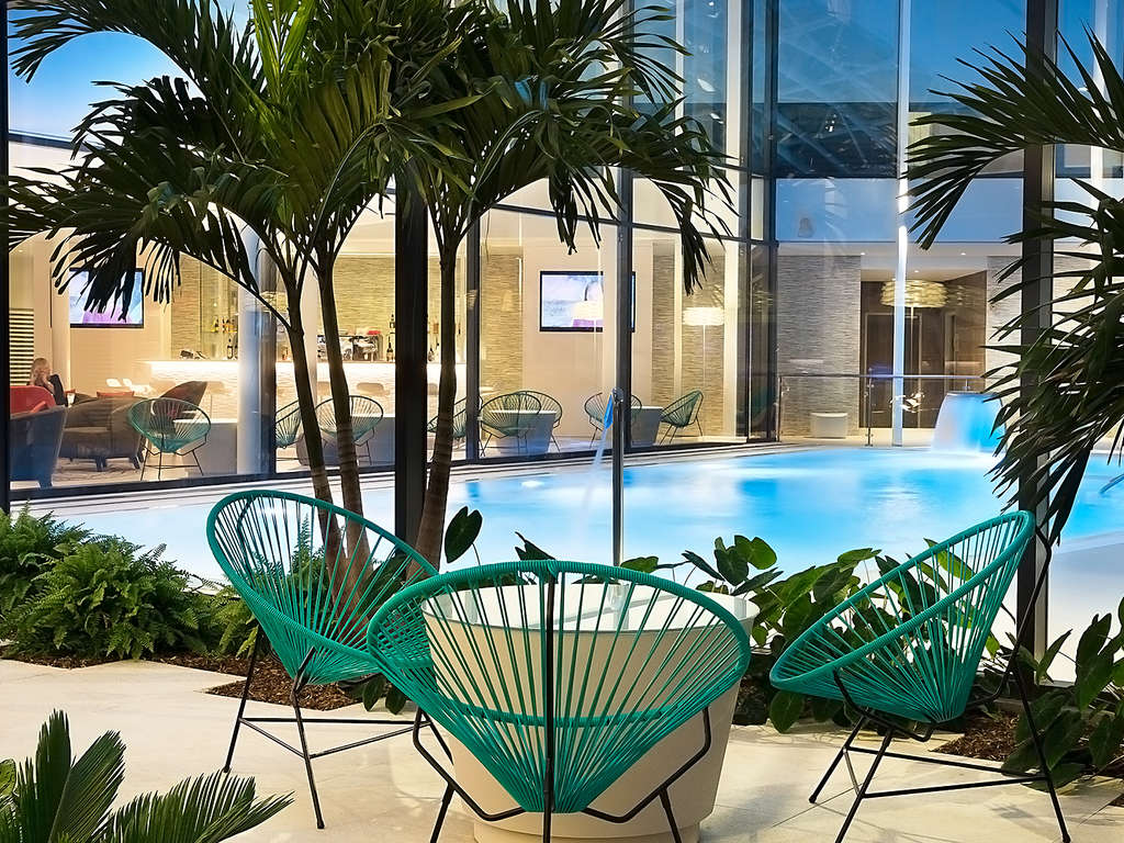 Spot parfait avec piscine chauffée et sa verrière à Roissy - 4*