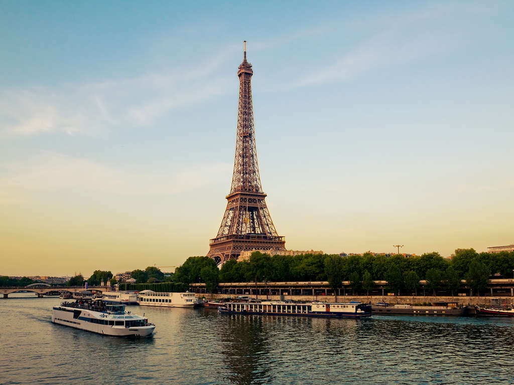 Découvrez Paris depuis la Seine et séjournez dans un 4* avec spa - 4*