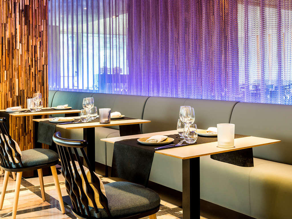 Escapade spéciale en amoureux avec spa, dîner et douceurs à Barcelone - 4*