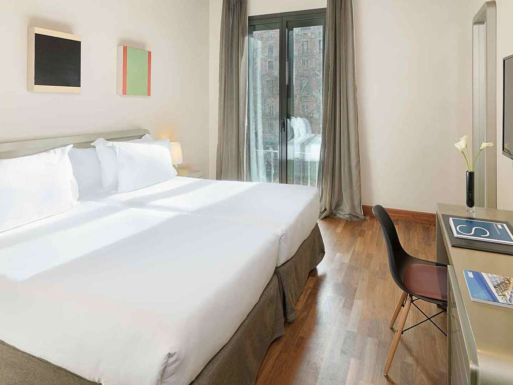 H10 Casanova - Pause romantique dans centre ville de Barcelone avec cava et du chocolat - 4*