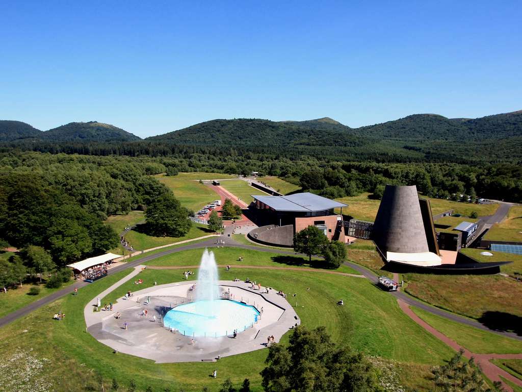 Séjour découverte à 4 en Auvergne avec entrées au parc Vulcania (27 minutes en voiture) - 4*