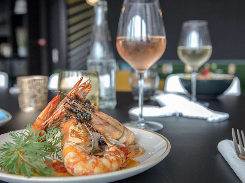Parenthèse ensoleillée avec dîner et piscine à Hyères - 4*
