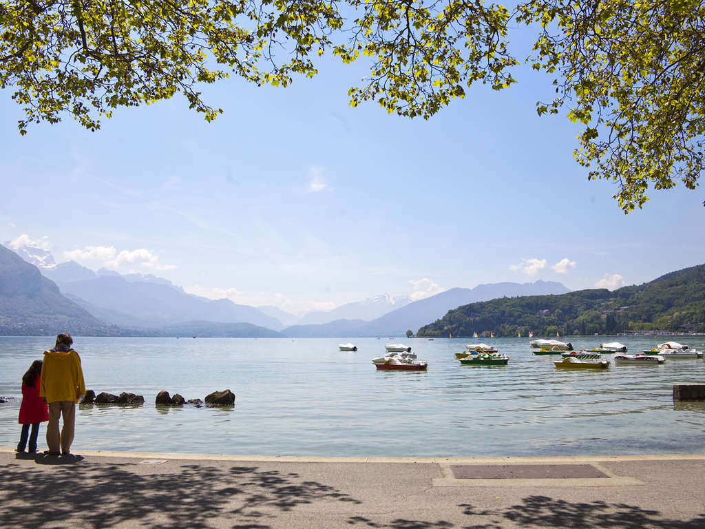 Week-end en chambre deluxe, avec balcon et vue sur le majestueux lac d'Annecy - 4*