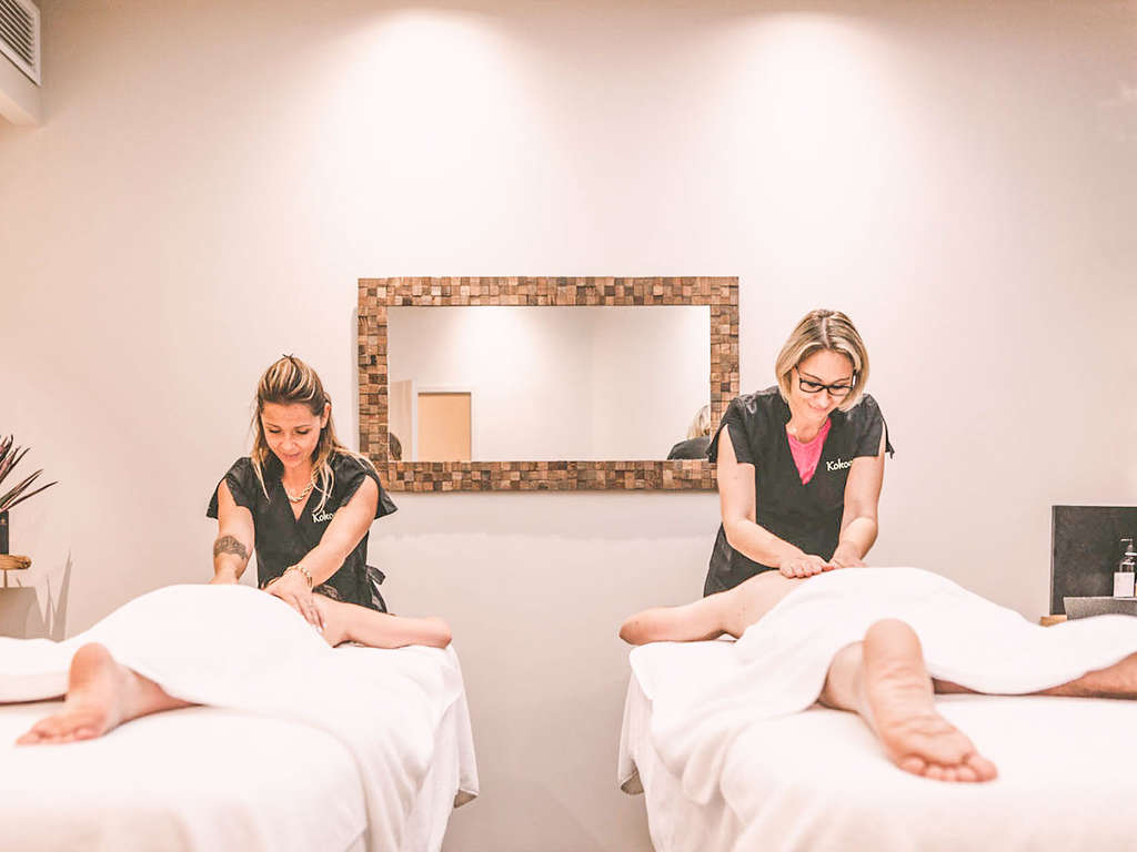 Parenthèse romantique et relaxante dans le Vaucluse avec pétales de rose et massage - 4*