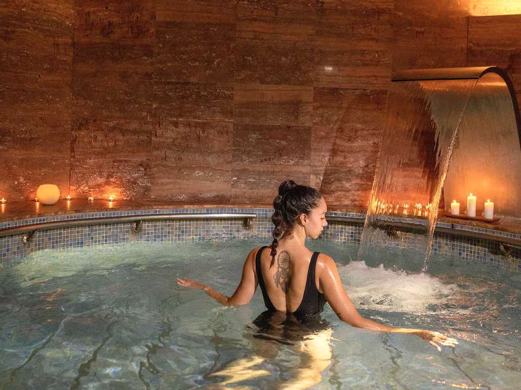 Profitez d'une expérience inoubliable en couple : champagne, bains à remous privé - 4*