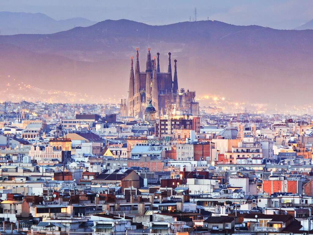 Découvrez Barcelona avec petit-déjeuner, une boisson et une tapa au bar - 4*
