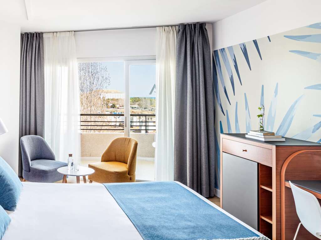 Détendez-vous à Santa Susana, détendez-vous complètement avec vue sur la mer et petit-déjeuner inclu - 4*