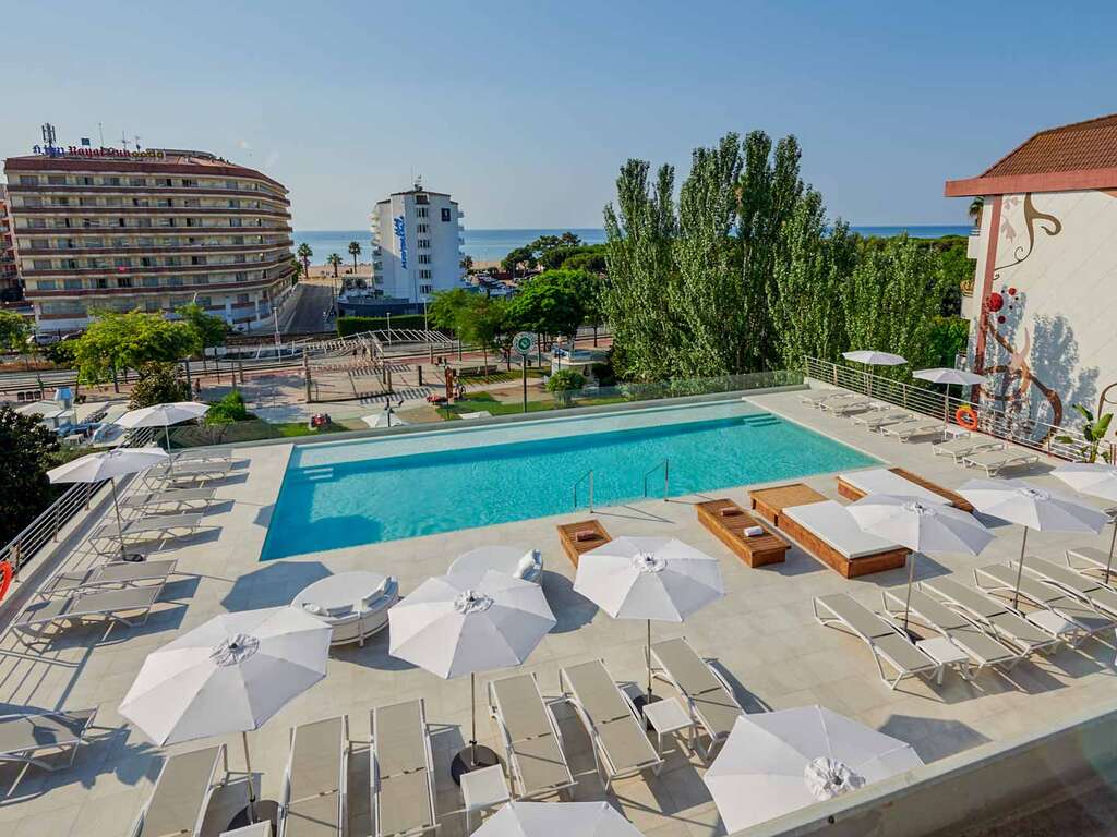 Séjour en demi pension à Santa Susanna avec départ tardif et verre de bienvenue - 4*