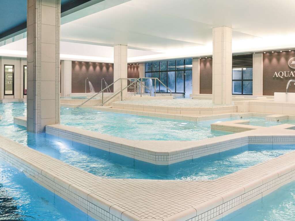 Quittez Paris et détendez vous au Parcours gymnastique dans l'eau - 4*