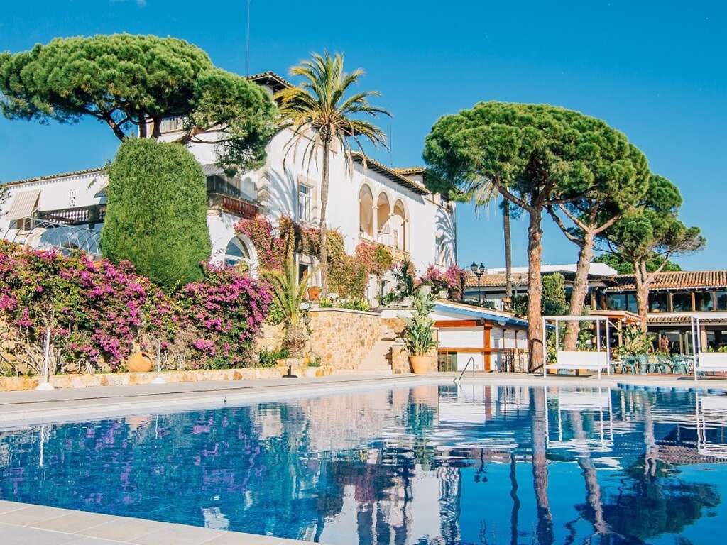 Spécial couple: chambre vue mer latéral et dîner sur la Costa Brava - 4*