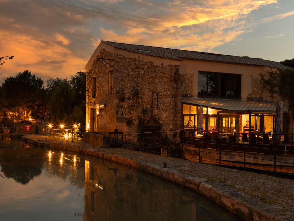Vivez une parenthèse intimiste à l'Île du Gua, avec dîner et bains à remous privé inclus - 4*